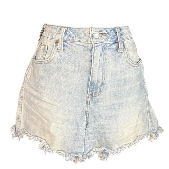 Lucky Brand Pants - Lucky brand woman’s the high-rise tomboy denim light wash blue shorts size 6/28